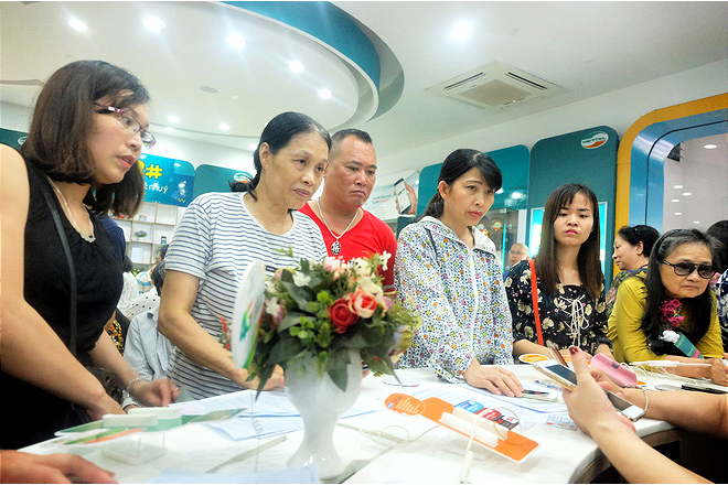 Đến hạn chót, người dân tá hỏa bế cả con nhỏ đi bổ sung thông tin, ảnh chân dung thuê bao